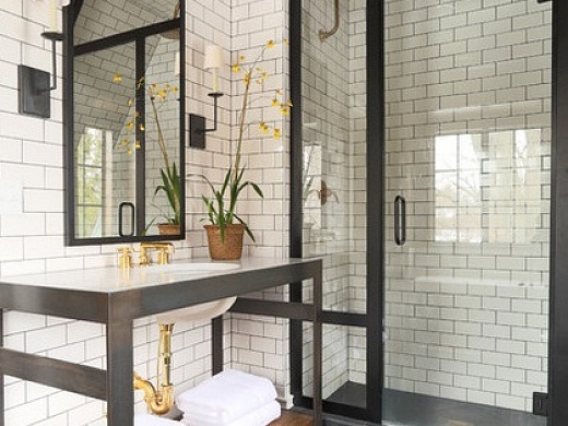 Как сделать ванную комнату элегантной при помощи черных, белых и золотых элементов 