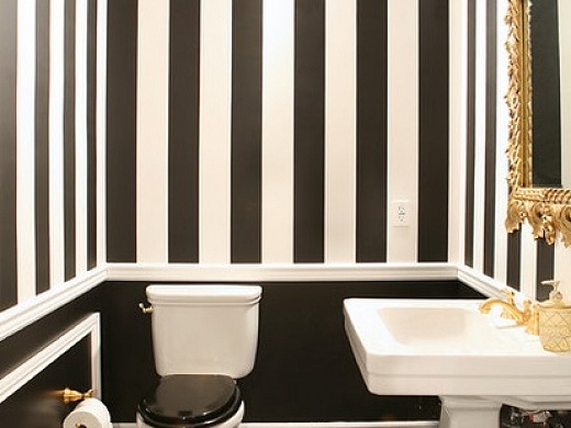 Как сделать ванную комнату элегантной при помощи черных, белых и золотых элементов 